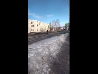 Качканар, Свердловская область. Пьяный заукраинец с ножом нападает на машины, орёт “Слава Украине“ и “Зиг Хайль“. Видимо отмечал