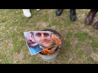 ♨️“Отряды Путина“ сожгли портрет Макрона и предупреди