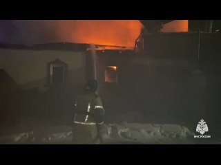 Сотрудники МЧС потушили горящий дом в Челябинской области