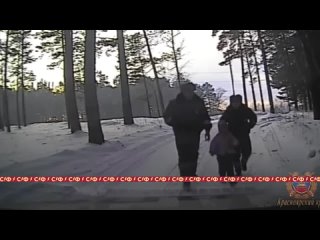 Сотрудники ГИБДД спасли замерзающую девочку, которая одна бродила у леса