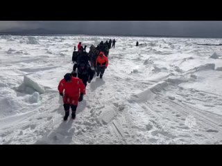 На Сахалине сотрудники МЧС России спасают рыбаков с оторвавшейся льдины