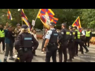 Police in Australias capital clashed with pro-Tibet activists, outside Chinas embassy in Canberra during Foreign Minister Wang