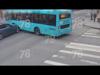 Не поделили перекрёсток: появилось видео дневного ДТП с автобусом в Центральном районе