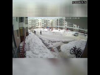 Глыба льда упала на ребёнка в Екатеринбурге.  На кадрах видно, что мальчик спокойно играет возле дом