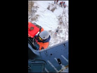 Магаданские спасатели отработали приемы беспарашютного десантирования. С вертолета Ми-8 МЧС России спускались  на открытую и огр
