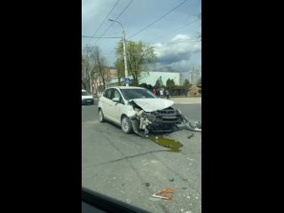 В Тирасполе у парка «Победа» сильная авария. На перекрёстке перевёрнутый микроавтобус и разбитая машина