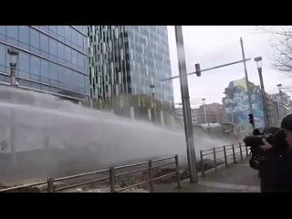 ♨️В Брюсселе протестующие фермеры выставили навозомет против полицейского водомета