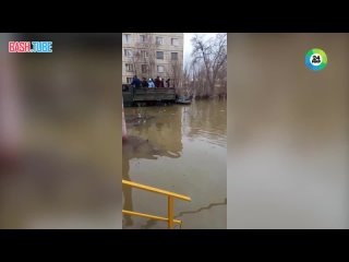 🇷🇺 Уровень воды в реке Урал в Оренбурге за сутки поднялся на 25 см и по состоянию достиг 897 см (опасная отметка – 930 см)