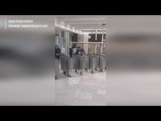В метро Екатеринбурга пьяный дебошир устроил стриптиз и говорил о любви к Родине