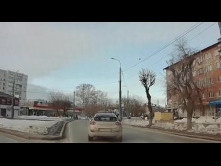 В Тюмени на Ямской улице был один шаг до трагедии: из КАМАЗа выпал компрессор, едва не раздавив отечественную легковушку