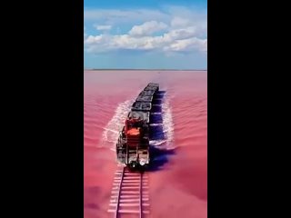 Поезд, бегущий по волнам Бурлинского озера
