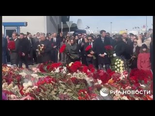 Послы иностранных государств и представители дипмиссий возложили цветы в память о жертвах теракта к мемориалу возле «Крокуса»