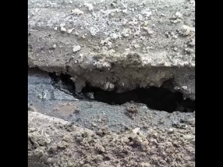 В Троицке бетономешалка провалилась под землю на строительной площадке микрорайона №5, повредив коммунальные сети.

 Глубина ямы