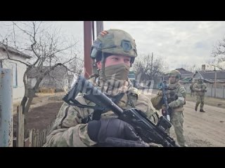 Всегда на страже: репортаж Readovka о бойцах Росгвардии, обеспечивающих безопасность в прифронтовых районах ДНР.