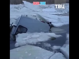 🇷🇺 Сразу три автомобиля ушли под лёд на реке в Северодвинске