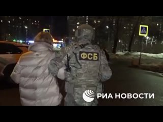 “Средства связи быстро все сюда“: ФСБ показала кадры задержания обвиняемых по делу украинских мошеннических call-центров.