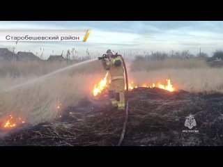 За последние 24 часа сотрудники МЧС потушили 26 пожаров в экологической системе ДНР.