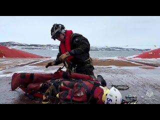 Авиаторы и спасатели МЧС России оттачивают мастерство в арктических условиях