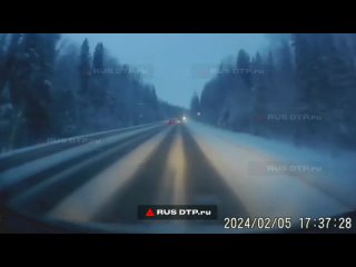 Две женщины разбились на трассе в Ленинградской области