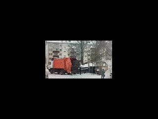🤯В одном из дворов Южно-Сахалинска взорвался мусорный бак во время погрузки отходов

Инцидент произошел по улице Поповича, 102.
