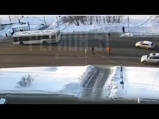 Автомобиль сбил стоявшего на остановке человека в Мурманске