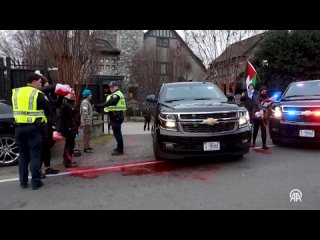 Группа пропалестинских активистов с криками позор облила машину госсекретаря США Энтони Блинкена красной краской, имитирующей