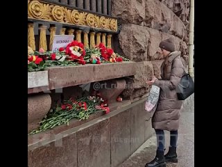 В Петербурге несут цветы к стихийному мемориалу на станции метро Технологический институт в память о жертвах теракта в Крокус