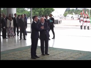 Макрон накаченной правой во время handshake чуть не сломал руку президенту Бразилии (все обошлось, но равновесие Лула потерял)