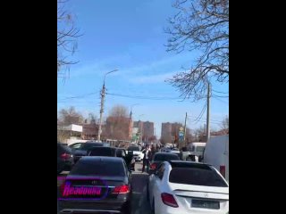 В Краснодаре свадьба перекрыла крупнейшее шоссе города — люди 40 минут ждали, пока празднующие со свинченными номерами... (видео)