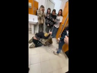 🤬Подростки жестоко избили 10-летнюю девочку в туалете торгового центра в Волгограде

Ей сломали ребро. Полиция проводит проверк