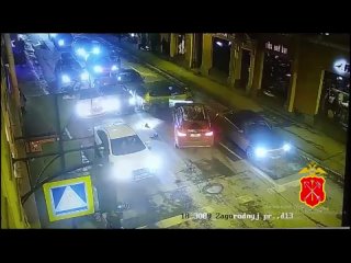Автомобиль сбил женщину в результате ДТП на Пяти углах в Санкт-Петербурге