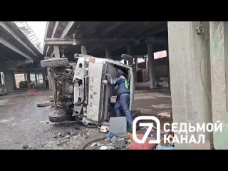 Грузовик свалился с Копыловского моста в Красноярске