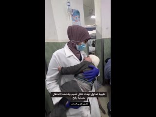 Une femme médecin tente de calmer un bébé blessé lors d’une frappe aérienne israélienne à Rafah