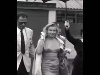 Мэрилин Монро и её муж, Артур Миллер прибыли в аэропорт Лондона. Их встречали Лоуренс Оливье и Вивьен Ли, 1956 год