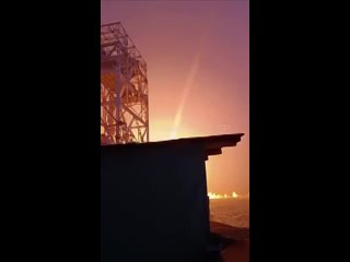 Очевидцы выкладывают кадры утреннего ракетного удара по ДнепроГЭС , Осторожно, в видео ненормативная лексика.