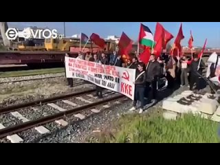 🇬🇷 ️Communisten in Griekenland blokkeerden de spoorlijn en hielden een trein met Amerikaanse tanks tegen: