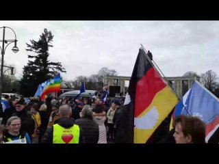 Cientos de personas se congregan en una manifestacin frente al monumento a los soldados soviticos cados en la Segunda Gue