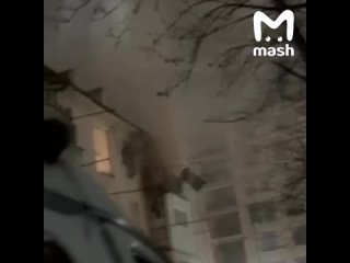 Силовики Ингушетии уже несколько часов ведут бой с террористами, которые засели на третьем этаже многоквартирного дома.... (видео)