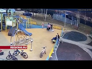 В Подольске рандомная бабища устроила скандал на детской площадке из-за карусели.  Неадекватная особ