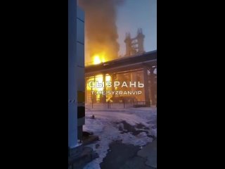 По информации «Ломовки», на сызранском НПЗ в Самарской области дрон атаковал установку ЭЛОУ-АВТ-6 — загорелся блок К-2 и емкости