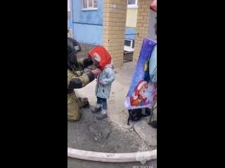 В Кургане огнеборцы МЧС России на пожаре спасли 12 жильцов, из них 6 детей