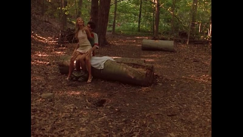 Сара Мишель Геллар трахается с парнем в лесу.
