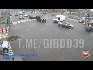 Фургон таранит дорогой Мерседес в Калининграде