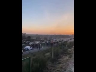 Движение разгневанных фермеров сегодня достигло Португалии, где по всей стране перекрыты автомагистрали.