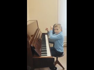 Занятия по игре на фортепиано.
