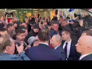После посещения тепличного комплекса Владимир Путин пообщался с жителями посёлка Солнечнодольск