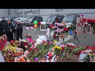 Hundreds of sympathetic citizens came to honor the memory of those killed in the terrorist attack at Crocus City Hall — they bri