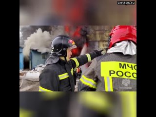 В Магадане тушат склад на площади 1 тыс м2, пострадавших, предварительно, нет. Кадры работы спасател