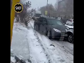 В Барнауле первоклассник угнал машину, которую мужчина оставил во дворе с ключом в замке зажигания.