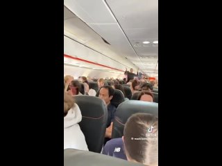 ✈️Концерт во время полета устроили пассажирки 

Так выглядел рейс, на котором летели фанатки американской певицы Тейлор Свифт.